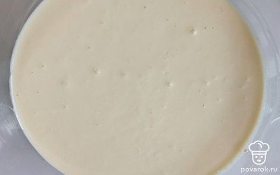 Смешайте 200 грамм творога, 200 грамм сметаны, 80 грамм сахара, 10 грамм ванильного сахара и 10 грамм крахмала.