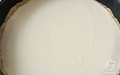 Начинку вылейте в форму с тестом.