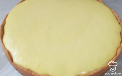 Выпекайте в духовке при 180 градусах 40 минут. Готовность проверяйте деревянной палочкой.