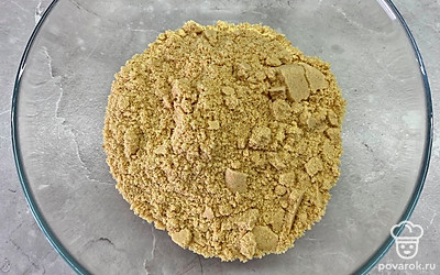 Измельчите печенье в блендере до мелкой крошки.