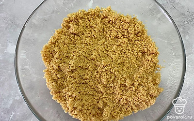 Смешайте печенье со сливочным маслом.