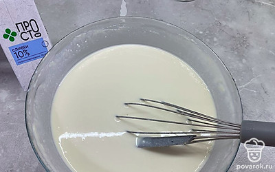 В глубокой миске смешайте рикотту с сахаром. Добавьте яйца и сливки. Перемешайте до однородности.