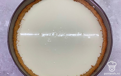 В форму вылейте получившуюся массу. Поставьте чизкейк выпекаться в духовку на 10 минут при 200 градусах. Дальше убавьте температуру до 110 и выпекайте чизкейк еще час. Охладите чизкейк до комнатной температуры и уберите в холодильник на 3 часа.