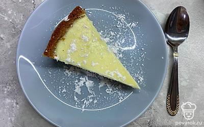 Подавайте десерт, посыпав сахарной пудрой.