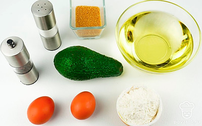 Подготовьте все ингредиенты. Авокадо ополосните, просушите бумажным полотенцем, очистите от кожуры, удалите косточку с помощью ножа или вилки.