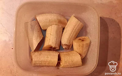 Очистите и нарежьте бананы. Положите в контейнер и отправьте в морозилку.