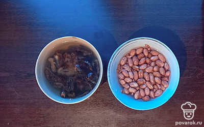 Залейте кипяченой теплой водой арахис и финики без косточек. После этого орехи будут легко чиститься, а финики очистятся от возможно добавленных сиропов.