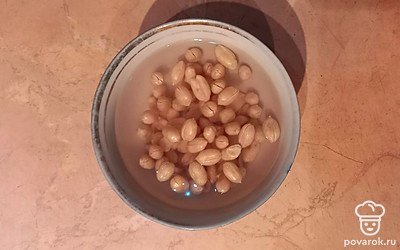 Очистите орехи. Сложите их в чашу блендера вместе с одним бананом и третью фиников. Перебейте до однородной массы.