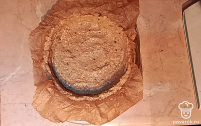 Готовая смесь будет основанием для чизкейка. Если у вас нет специальной раздвижной формы, как у меня, то можете просто в любую кругую форму положить пергамент и на него уже выложить основу. Отправьте в морозилку.