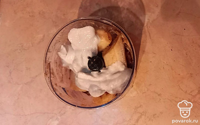 Займитесь верхним слоем. Для этого в чашу блендера сложите банан, финики, налейте кокосовое молоко. Перебейте блендером до однородной массы.