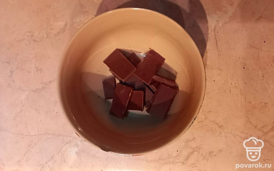 Растопите шоколад. Поломайте его на кусочки, выложите в миску. Один оставьте, он потом пригодится для украшения. Поставьте миску в микроволновку несколько раз секунд по 20, пока весь шоколад не растопится. 