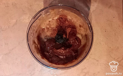 Растопленный шоколад добавьте в смесь вместе с какао. Измельчите все с помощью блендера.