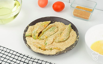 Затем приготовьте кляр: в миске взбейте яйцо вилкой вместе с сахаром, солью и перцем. Дольки авокадо сначала обваляйте в муке, затем окуните в яйцо. Потом еще раз обваляйте дольки в муке.