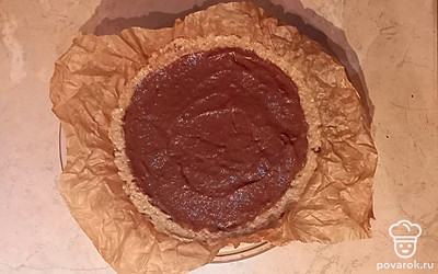 Готовую массу выложите в форму. Уберите чизкейк в морозилку на пару часов, пока он не затвердеет. Продержите в холодильнике часа 3 минимум. 