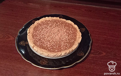 Готовый чизкейк достаньте из формы. Украсьте тертым шоколадом и наслаждайтесь!