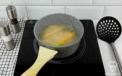 Разогрейте сотейник или глубокую сковороду с растительным маслом. Обжарьте дольки авокадо по 3 минуты с каждой стороны.