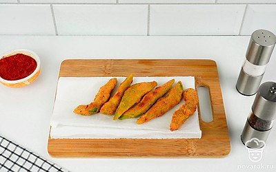 Готовые золотистые дольки выложите на 2 минуты на бумажное полотенце, чтобы избавиться от лишнего масла.