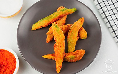 Дольки авокадо во фритюре готовы. Подавайте их, украсив мелко нарубленным зеленым луком.