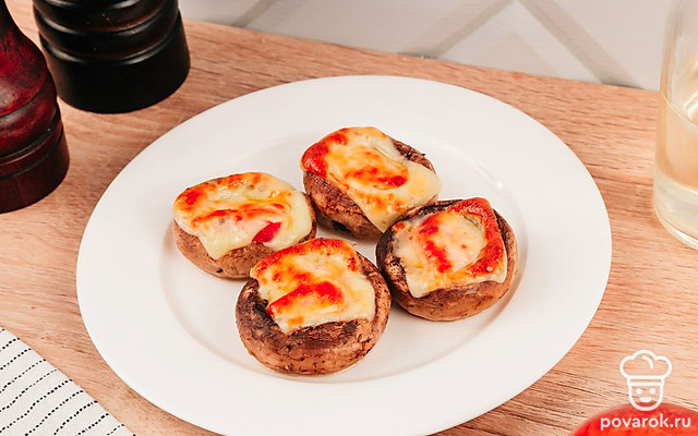 Грибы, фаршированные моцареллой и помидорами — Рецепт с фото