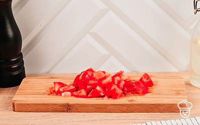 Чеснок измельчите. Помидоры нарежьте средним кубиком.