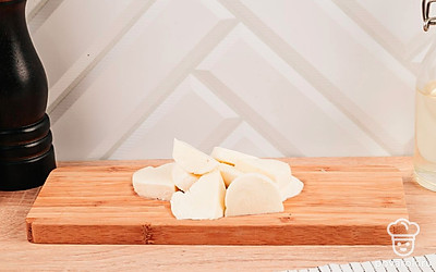 Моцареллу нарежьте на ломтики средней толщины. Понадобится 8-10 ломтиков.