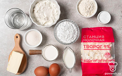 Просейте муку. Помойте куриные яйца. Перед выпеканием разогрейте духовку до 180°С. Застелите противень пергаментом. Подготовьте кулинарный мешок и миксер.