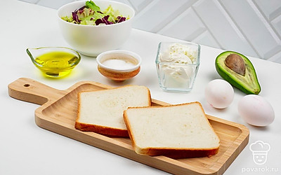 Ополосните листья салата и просушите с помощью бумажных полотенец. Авокадо почистите. Налейте в небольшую кастрюлю воду и поставьте на плиту нагреваться.