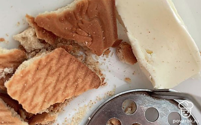 Разотрите песочное печенье с 20 граммами масла.