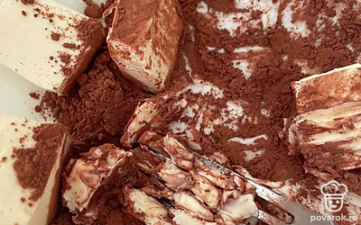 Сделайте крем. Соедините масло и какао с сахаром при помощи вилки.