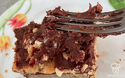 Выложите слоями (песочное тесто, крем, песочное тесто, крем).