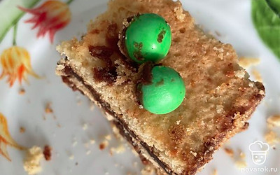 Разровняйте края и украсьте любыми шоколадными шариками.