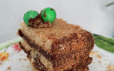 К краям приложите сухую крошку. Так будет красивее.