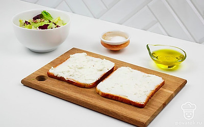 Намажьте тосты творожным сыром.