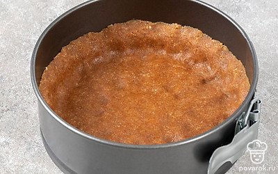 Растопите сливочное масло. Печенье измельчите в блендере в крошку. Смешайте его с маслом. Эту смесь распределите по дну формы, тщательно утрамбовывая ее. Сделайте бортики высотой 2-3 см.