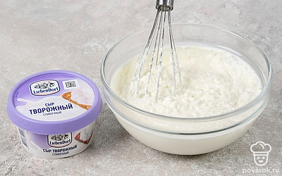 Смешайте миксером творожный сыр и йогурт без добавок. Шоколад растопите на водяной бане или микроволновке. Добавьте шоколад и кокосовую стружку к творожной массе. Тщательно перемешайте. Выложите эту массу на печенье. Разровняйте лопаткой.