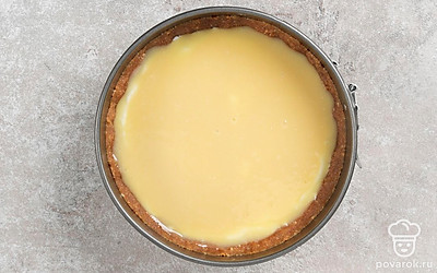 Налейте в сотейник кокосовые сливки. Покрошите туда шоколад. На медленном огне, постоянно перешивая, растопите шоколад в сливках. Снимите с огня. Полейте этой смесью чизкейк. Уберите в холодильник на 2-3 часа.