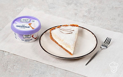 Подавайте кокосовый чизкейк, посыпав его сверху немного кокосовой стружкой.