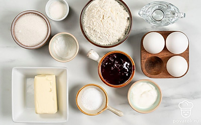 Просейте муку через сито. Вымойте и протрите куриные яйца. Заранее достаньте из холодильника сливочное масло, чтобы оно размягчилось. Подготовьте пищевую пленку, формочки для корзинок, миксер, сотейник, скалку и кондитерский мешок.