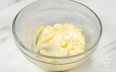 Выложите размягченное масло в глубокую миску.