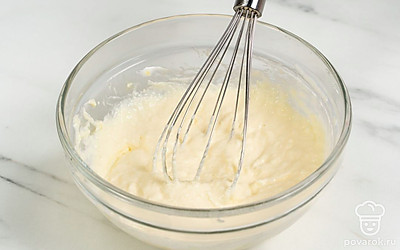 Добавьте в массу сметану и куриные яйца. Тщательно перемешайте ингредиенты между собой до однородности. 