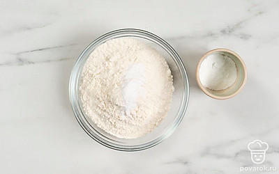 Смешайте разрыхлитель с просеянной мукой в отдельной миске. 