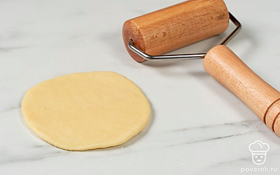 Возьмите одну часть теста и раскатайте ее в небольшую лепешку.
