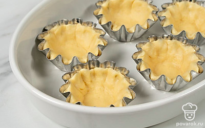Уберите формы в разогретую духовку и оставьте выпекаться на 7-8 минут. После этого достаньте их и остудите при комнатной температуре.