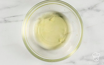 Отделите белки от желтков в отдельную миску. Желтки уберите в сторону. 