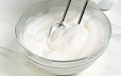 Взбейте белки миксером до устойчивых пиков.