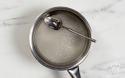 Смешайте в сотейнике сахар, лимонную кислоту и воду. 