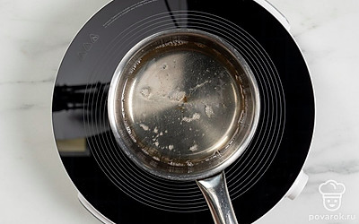 Поставьте сотейник на огонь. Постоянно помешивая, дождитесь, когда сахар полностью растворится. Проварите сироп еще 3-4 минуты, а затем уберите его с плиты.