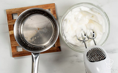 Влейте сироп к белкам. Взбейте крем еще раз, чтобы все ингредиенты смешались до однородности.