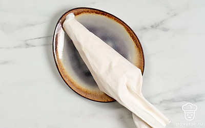 Переложите белковый крем в кондитерский мешок.