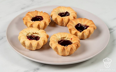 Наполните остывшие корзинки ягодным джемом или любой другой начинкой на ваш выбор.